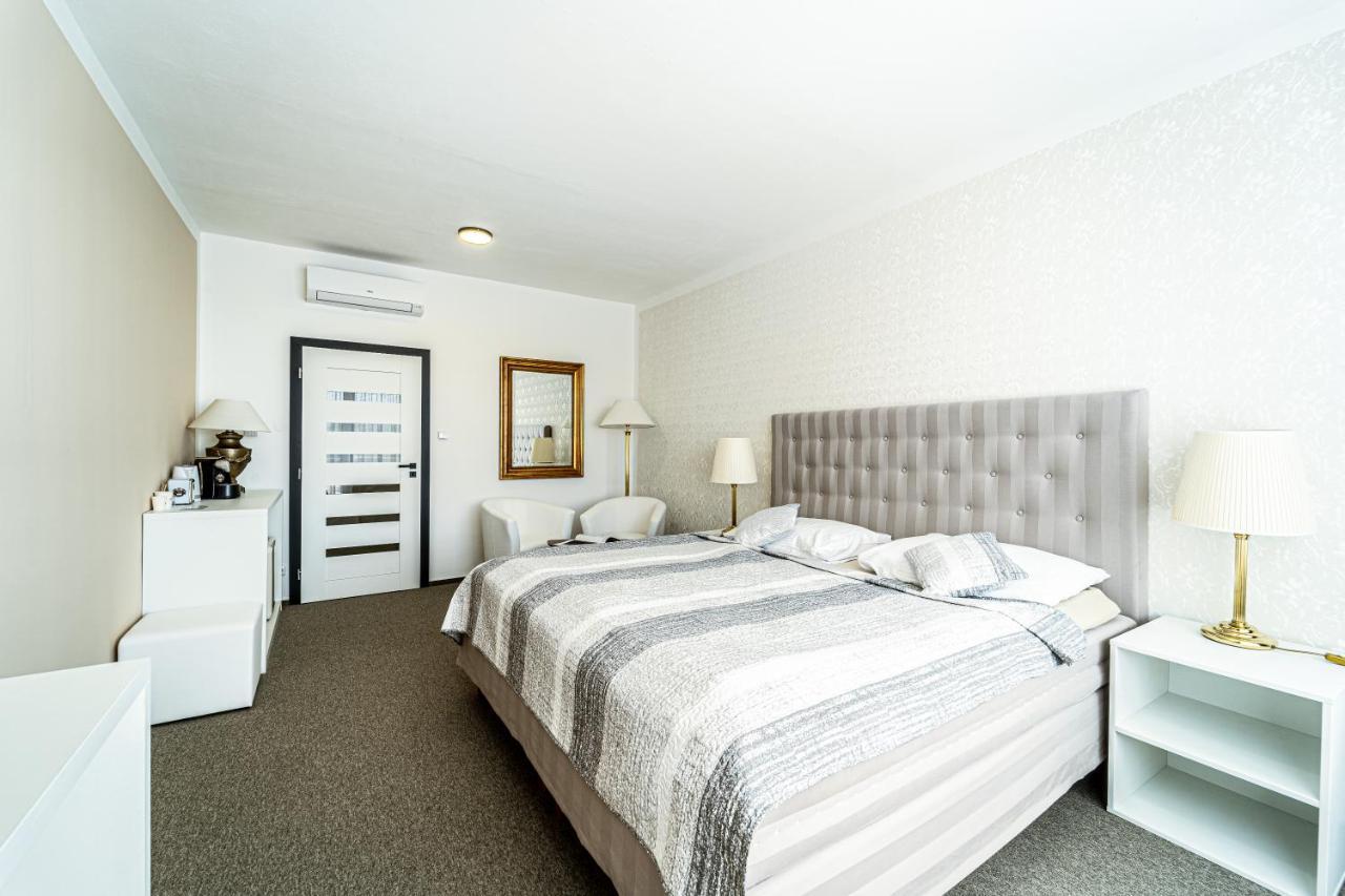 Hotel Fontana เบอร์โน ภายนอก รูปภาพ